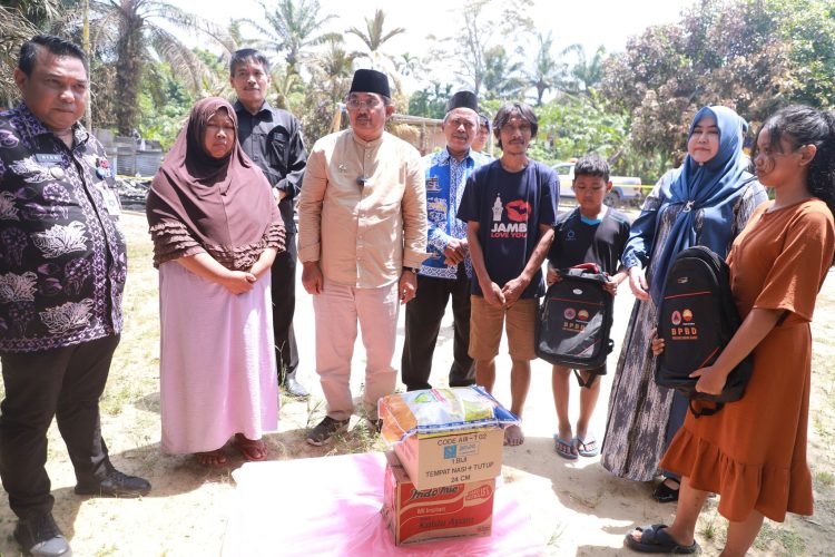 Bupati Tanjab Barat Tinjau Lokasi Kebakaran di Desa Purwodadi, Serahkan Bantuan untuk Korban