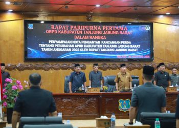 Bupati Tanjab Barat Sampaikan Nota Pengantar Ranperda Perubahan APBD Tahun 2025 pada Rapat Paripurna Pertama