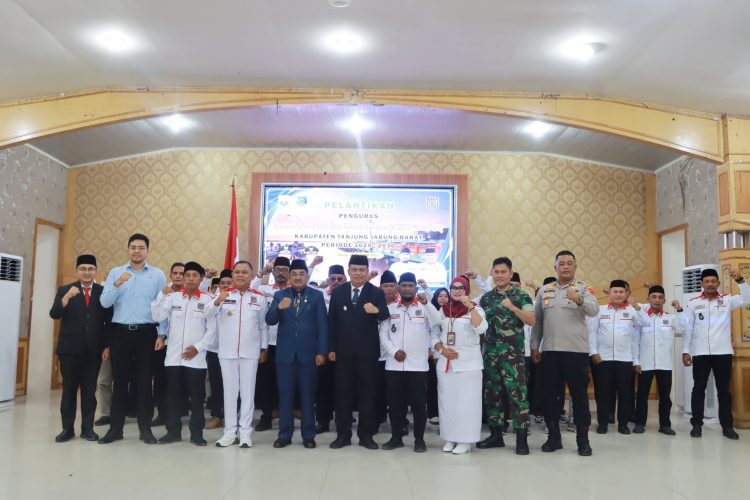 Bupati Anwar Sadat Lantik Pengurus APDESI Merah Putih Tanjung Jabung Barat 2025-2030, Komitmen Tingkatkan Kolaborasi Pemerintah Desa dan Kabupaten