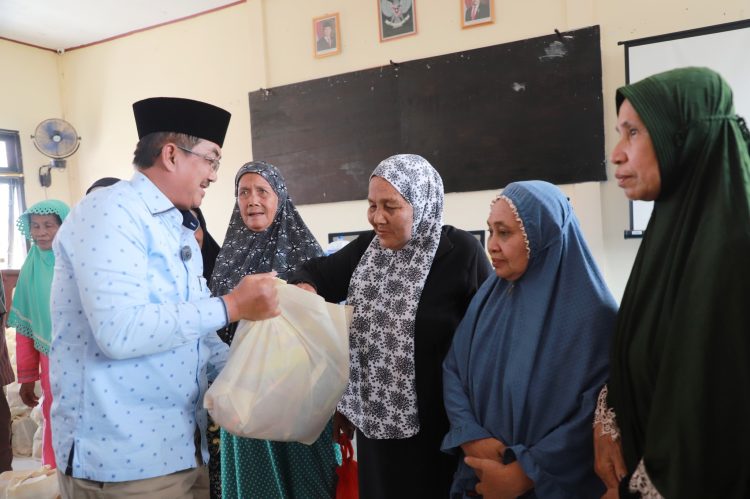 Bupati Anwar Sadat Serahkan Bantuan Sembako dan Beras Nutri Zinc Kepada Masyarakat Kurang Mampu dan Anak Stunting