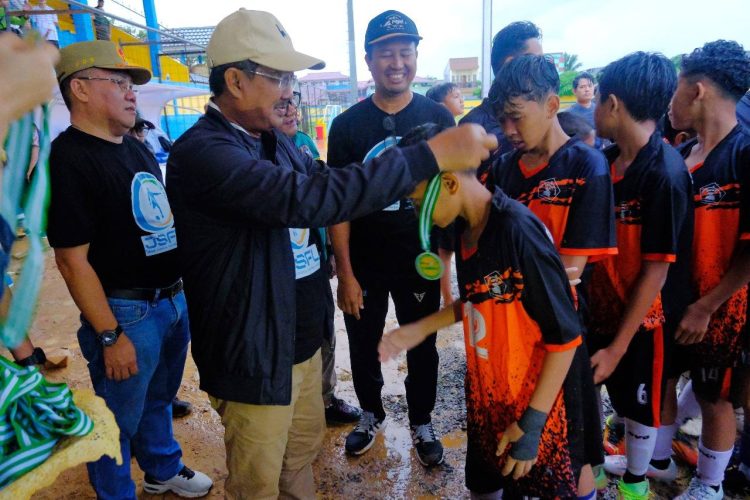 Final Dramatis di Tengah Hujan, SMPN 03 Juara! Bupati Anwar Sadat Apresiasi Generasi Emas Sepak Bola