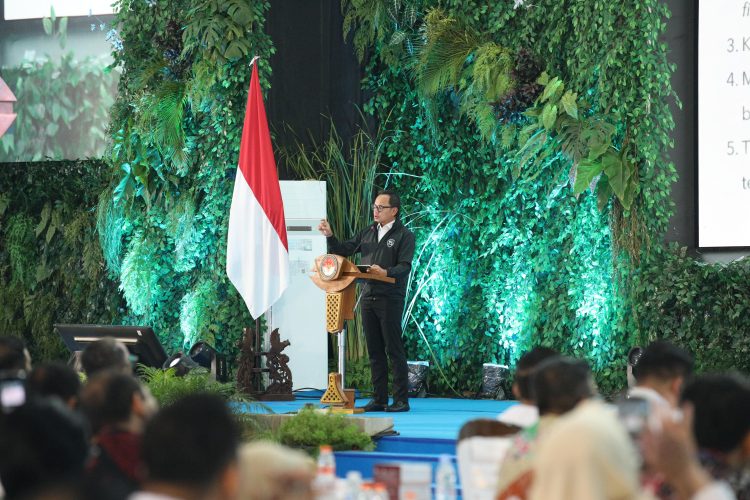 Dirjen Bina Keuda Fatoni Hadiri Penutupan Rakor Sekda dan Bappeda di IPDN Jatinangor