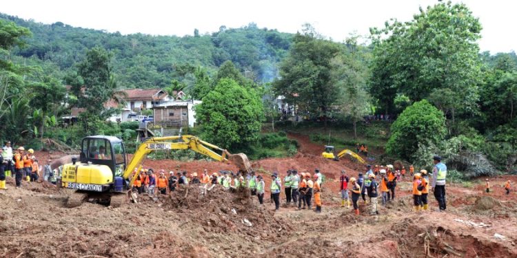 Hari Ketiga Tim SAR Gabungan Temukan Delapan Jenazah Longsor di Desa Cibeunying Cilacap