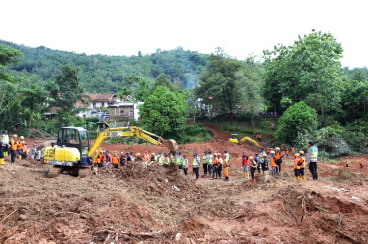 Hari Ketiga Tim SAR Gabungan Temukan Delapan Jenazah Longsor di Desa Cibeunying Cilacap