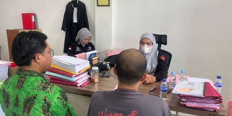 Tim Penyidik Kejati Jambi serahkan Tahap II Tersangka Terkait Perkara Korupsi Pemberian Fasilitas Kredit oleh PT. Bank BNI kepada PT. Prosympac Agro Lestari