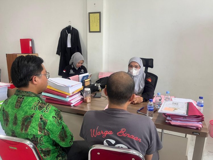 Tim Penyidik Kejati Jambi serahkan Tahap II Tersangka Terkait Perkara Korupsi Pemberian Fasilitas Kredit oleh PT. Bank BNI kepada PT. Prosympac Agro Lestari