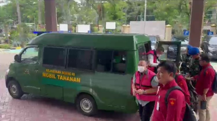 Jaksa Penyidik Kejagung Serahkan 8 Tersangka dan Barang Bukti Tahap II Perkara Korupsi Minyak Mentah PT Pertamina