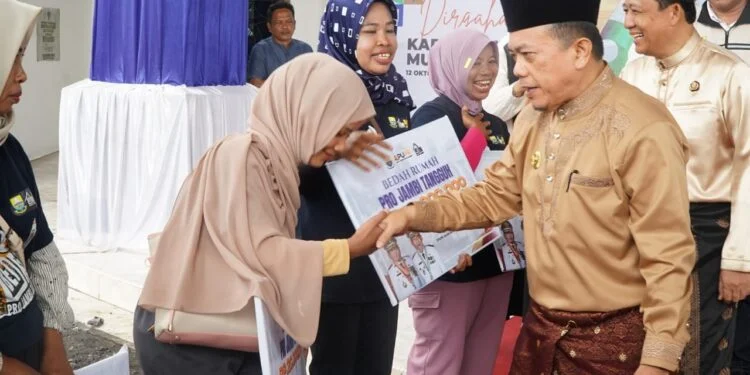 HUT ke-26 Muaro Jambi, Puluhan Warga Dapat Kado Bedah Rumah dari Gubernur Al Haris Senilai Rp1,2 Miliar