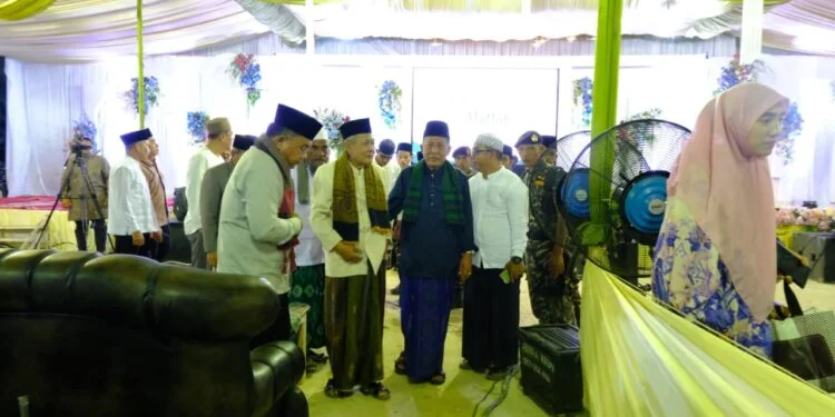 Hadir di Haflah Khotmil Wal Qutub ke-2, Wagub Sani Ajak Santri Seimbangkan Ilmu Dunia dan Akhirat