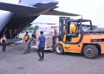 TNI Distribusikan Bantuan Kemanusiaan ke Wilayah Terdampak Banjir dan Longsor 