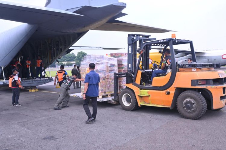 TNI Distribusikan Bantuan Kemanusiaan ke Wilayah Terdampak Banjir dan Longsor