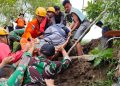 Selamatkan Ibu dan Bayi, Prajurit TNI Tandu Ibu Hamil di Jalur Terisolasi Bencana di Sumatera Barat 