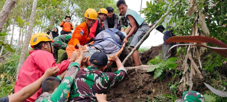 Selamatkan Ibu dan Bayi, Prajurit TNI Tandu Ibu Hamil di Jalur Terisolasi Bencana di Sumatera Barat