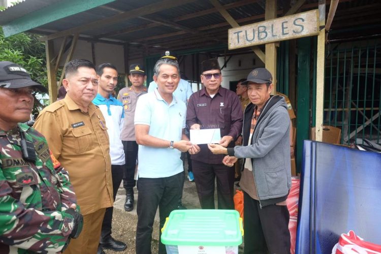 Wabup  Junaidi H. Mahir Salurkan Bansos kepada Korban Bencana Rumah Kebakaran di Desa Solok