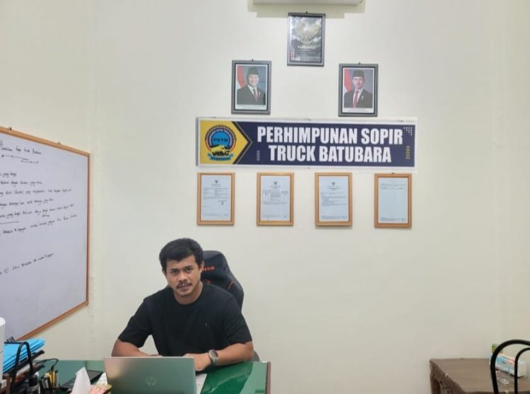 ‎Disepanjang Jalan simpang Pico Angkutan Batubara Terjadi Pungutan Liar Pada Para supir Angkutan Sehingga jalan Macet 