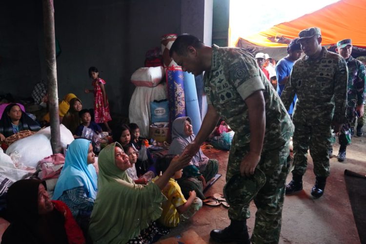 Wakil Panglima TNI Tinjau Wilayah Terdampak Banjir di Sumut dan Sumbar