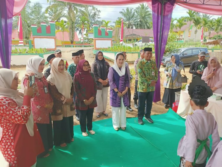 Wakil Ketua TP PKK Kabupaten Sarolangun Hadiri Peringatan Hari Ibu ke 97 Di Desa Perdamaian Kecamatan Singkut
