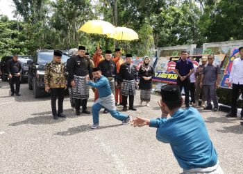 Hadir di Peringatan HUT Kabupaten Merangin Ke-76, Menko Pangan Zulkifli Hasan disambut Pencak Silat
