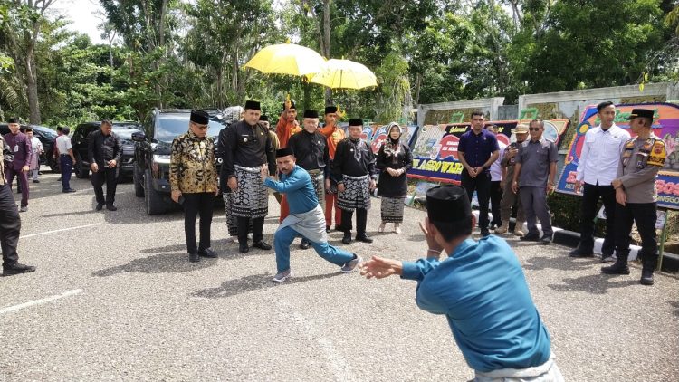 Hadir di Peringatan HUT Kabupaten Merangin Ke-76, Menko Pangan Zulkifli Hasan disambut Pencak Silat