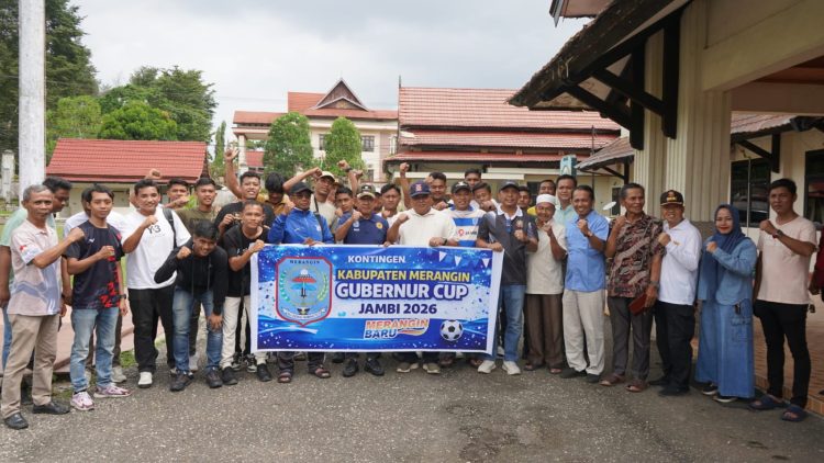 Keberangkatan Kontingen Tim Sepak Bola Gubernur Cup dilepas Wabup Merangin Khafidh Moein