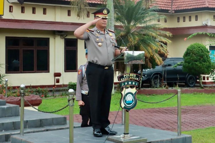 Berhasil Tangkap Dan Ungkap Kasus Ganja Seberat 40Kg ,Kapolres Sarolangun AKBP Wendi Oktariansyah S.I.K M.H Memberi Tanda Kehormatan Kepada Personil