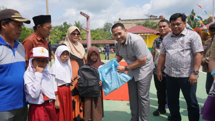 Bupati Merangin M. Syukur Serahkan Perlengkapan Sekolah Gratis, Semua Anak Harus Sekolah