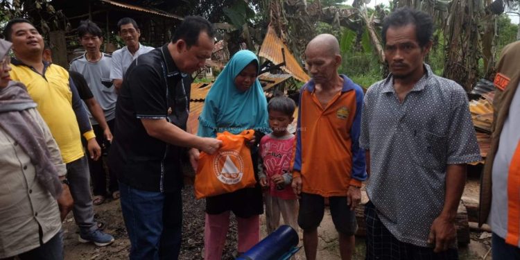 Bupati Muaro Jambi Serahkan Bantuan Kepada Korban Kebakaran di Desa Talang Kerinci