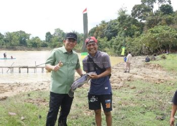 Bupati Muaro Jambi BBS Buka Kegiatan Tradisi Bekarang di Danau Gatal Lubuk Larangan
