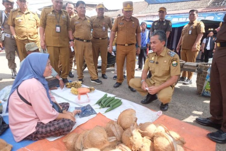Wakil Bupati Muaro Jambi Pastikan Ketersediaan Bahan Pokok di Pasar Sengeti Aman Jelang Ramadhan