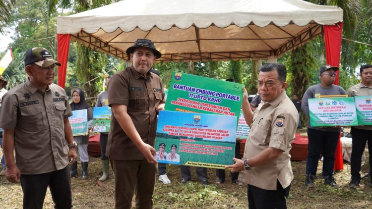 Bupati M. Syukur Dampingi Gubernur Al Haris Tanam Padi dan Salurkan Bantuan BiosCF ISFL di Desa Seling 