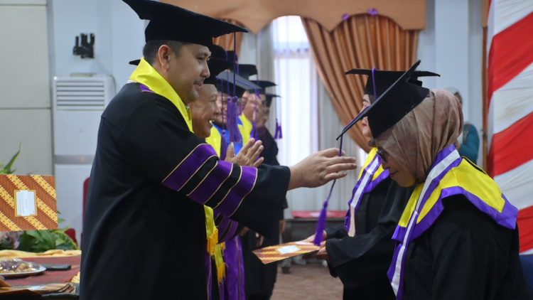 Bupati  Merangin M. Syukur Mewisuda 147 Siswa Sekolah Tangguh 