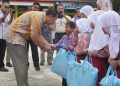 Bupati M.Syukur Salurkan Perlengkapan Sekolah Gratis, Kepsek Diminta Antar ke Rumah Siswa