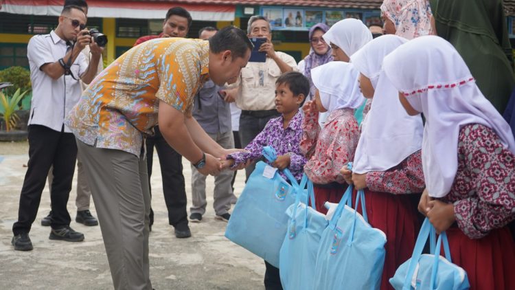 Bupati M.Syukur Salurkan Perlengkapan Sekolah Gratis, Kepsek Diminta Antar ke Rumah Siswa