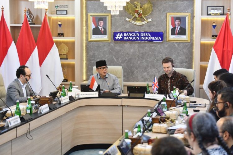 Mendes PDT Yandri Terima 15 CEO Asal Inggris Bahas Listrik dan Investasi Desa