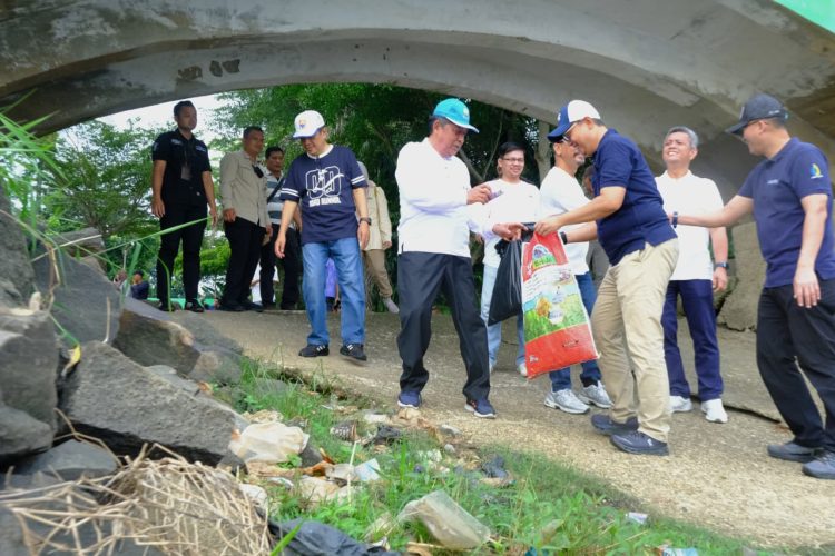 Wagub Sani Pimpin Gotong Royong Massal Gerakan Indonesia ASRI di Danau Sipin