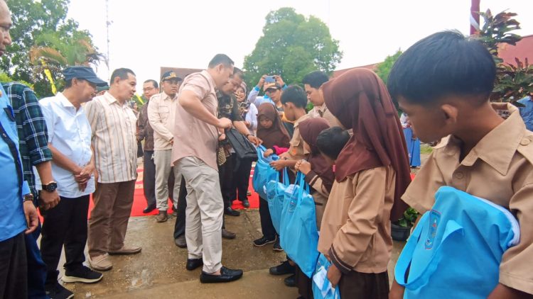 Bupati Merangin M. Syukur Salurkan  Perlengkapan Sekolah Gratis di Pamenang Barat 