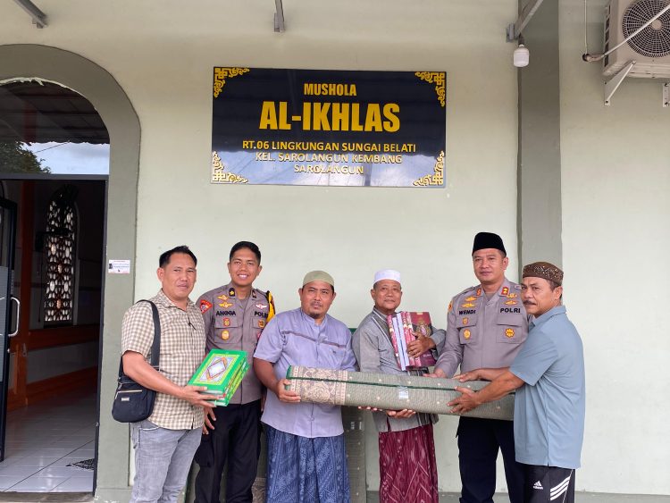 ‎Kapolres Sarolangun AKBP Wendi Oktariansyah,S.I.K M.H Serahkan Karpet Dan Alquran Untuk Mushola Al-Ikhlas   ‎