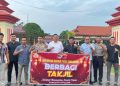 ‎Jelang Berbuka Puasa Sat Reskrim Polres Sarolangun Bagikan Ta’jil Di Simpang Pelawan