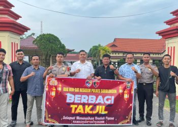 ‎Jelang Berbuka Puasa Sat Reskrim Polres Sarolangun Bagikan Ta’jil Di Simpang Pelawan