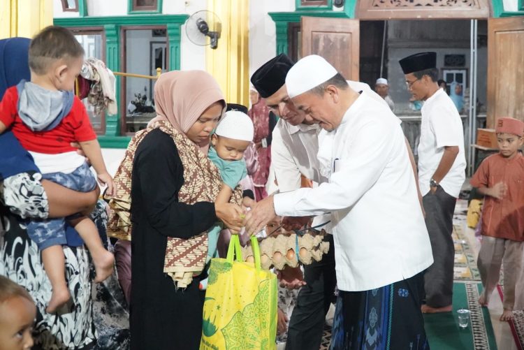 Gubernur Al Haris Kenang H. Hanafi di Masjid Tertua Bungo, Janji Bangun Jembatan dan Jalan untuk Warga