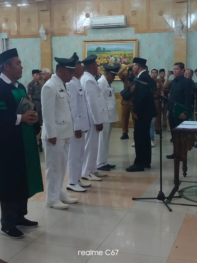 ‎Bupati Sarolangun H.Hurmin SE Lantik Kepala Desa Antar Waktu Dan Satu Pj Kepala Desa 