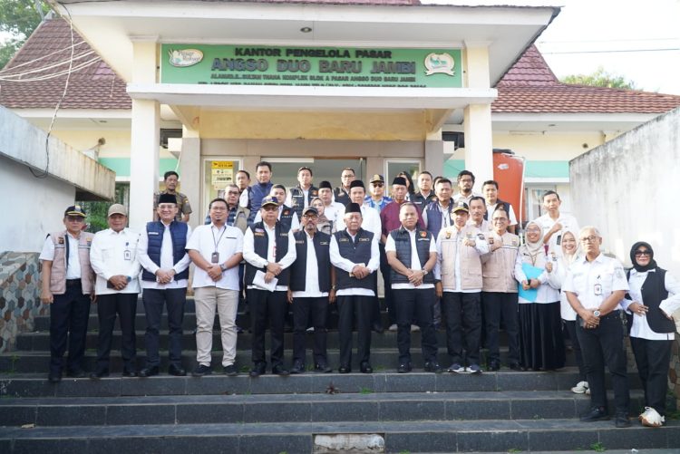 Wagub Sani Sidak Pasar Angso Duo, Harga Cabai Rawit dan Daging Sapi Naik Jelang Lebaran