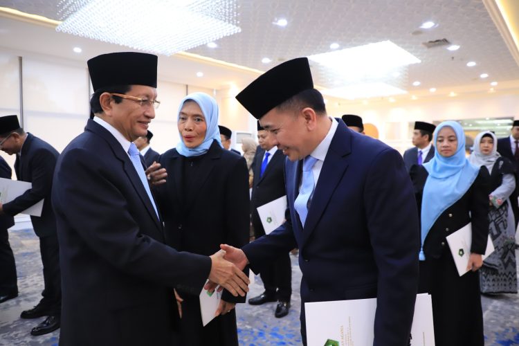 Menag Serahkan Keppres Penetapan Anggota BAZNAS kepada Dirjen Bina Keuda Agus Fatoni 
