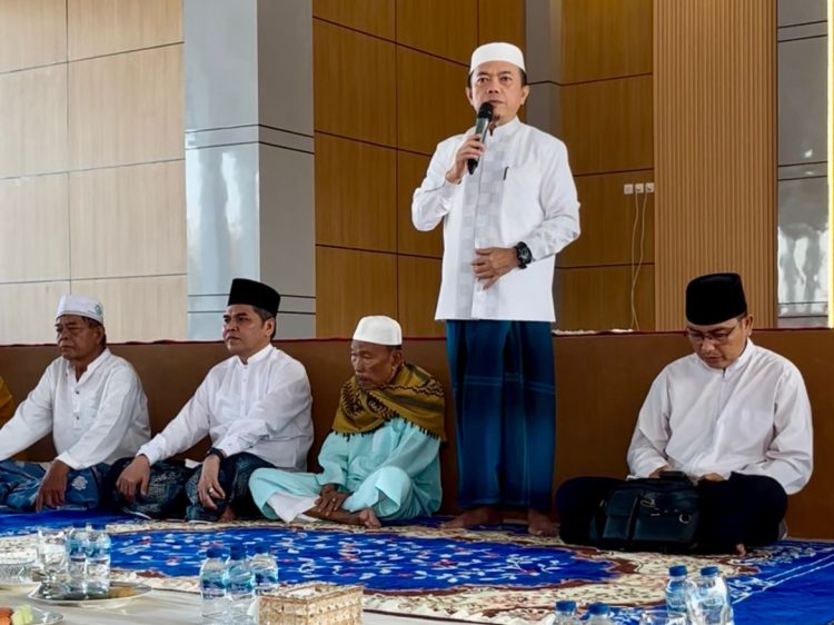 Gubernur Al Haris Buka Puasa Bersama Warga Sekitar Rumah Dinas