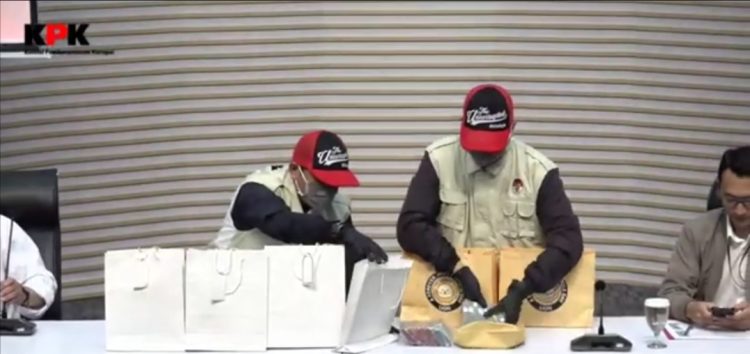 KPK Tetapkan Bupati dan Sekda Cilacap Tersangka Korupsi Pemerasan  THR