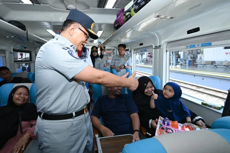 Jasa Raharja Berangkatkan Ribuan Pemudik dari Stasiun Pasar Senen dalam Program Mudik Gratis BUMN 2026