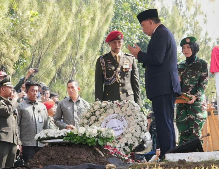 Menhan Sjafrie Hadiri Pemakaman Militer Mayor Inf Anumerta Zulmi Aditya di TMP Cikutra yang Gugur di Lebanon