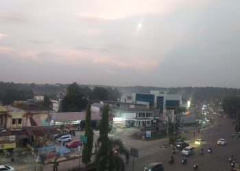 Suasana Kota Bangko Kabupaten Merangin jelang Senja Terasa Sejuk dan Langit Cerah dihiasi Penampakan Bulan 