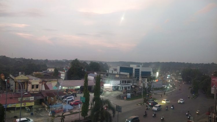 Suasana Kota Bangko Kabupaten Merangin jelang Senja Terasa Sejuk dan Langit Cerah dihiasi Penampakan Bulan 