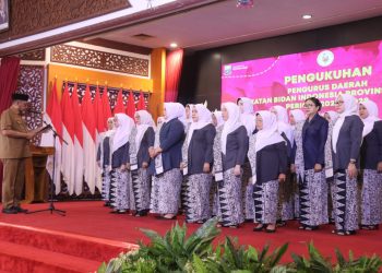 Sekda Sudirman Kukuhkan Pengurus PD IBI Provinsi Jambi